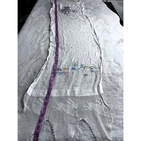 Crochet basket lace edged embroidered table runner - Picture 7 of 10